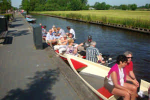 Luxe fluisterboot varen in Giethoorn